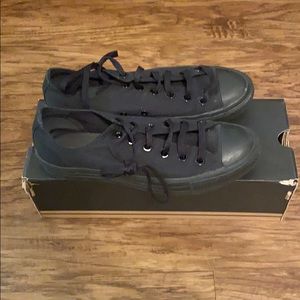 Converse low top women’s size 9 black